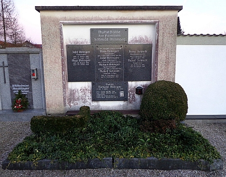 Uveden je ovšem i na rodinném hrobě v Sankt Marienkirchen