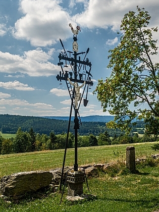 Replika kohoutího kříže na původním místě u Nicova (originál je dnes u kostela v Kašperských Horách) a jeho původní podstavec z roku 1890 (viz i Hans Kollibabe)