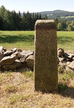 Replika kohoutího kříže na původním místě u Nicova (originál je dnes u kostela v Kašperských Horách) a jeho původní podstavec z roku 1890 (viz i Hans Kollibabe)