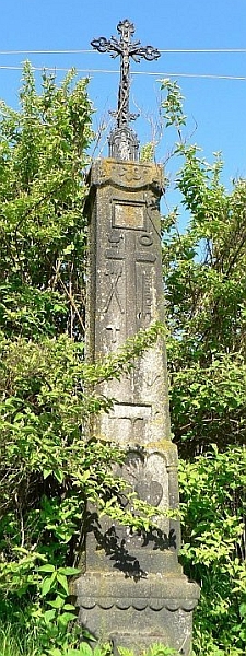 Kohoutí kříž na kamenném podstavci kříže v Hořejším Krušci