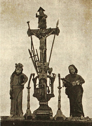 Ze dřeva vyřezávaný "Kreuz mit Waffen Christi" z kaple v Hojsově Stráži na fotografii v knize Josefa Blaua, kohout je tentokrát uprostřed