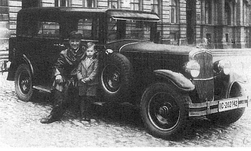 ... a roku 1939 na prachatickém náměstí s Helmuthovým starším bratrem u svého taxi