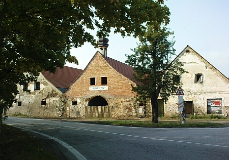 Zájezdní hostinec Veselka, sloužící jako přepřahací stanice koněspřežky, na snímcích z roku 1933 a 2009 - zdevastovaný objekt je od roku 1999 postupně rekonstruován