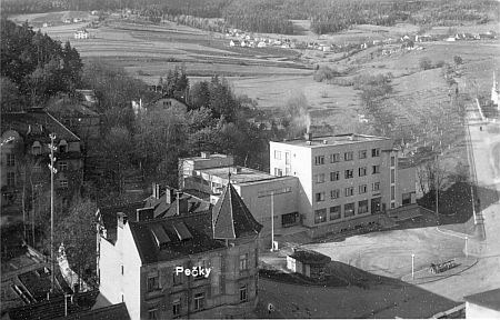 Větřní na pohlednici označené ještě Pečky podle Pečkovského mlýna (Pötschmühle), vlevo vpředu nejmarkantnější dlouho budova hostince "Spitzwirt", ve středu moderní reprezentativní budova "Werkshaus" z roku 1938