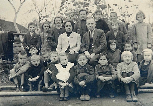 S žáky 1. třídy poříčské školy v roce 1939