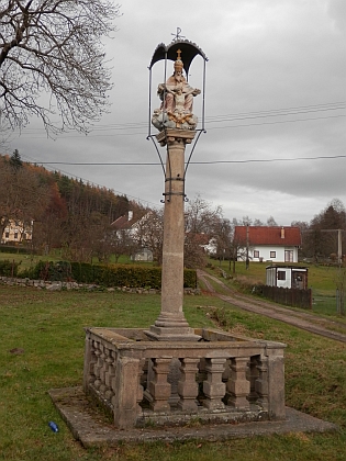 V nijak vzdáleném Hradišti (Radischen) byl roku 2006 restaurován sloup s podobným, ovšem daleko cennějším sousoším Nejsvětější Trojice, zvaným "Gnadenstuhl", z roku 1764