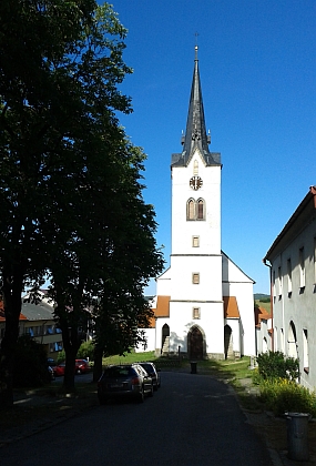 Kostely v Dolním Dvořišti (foto Josef Seidel) a Hořicích na Šumavě - dvě jeho šumavská působiště