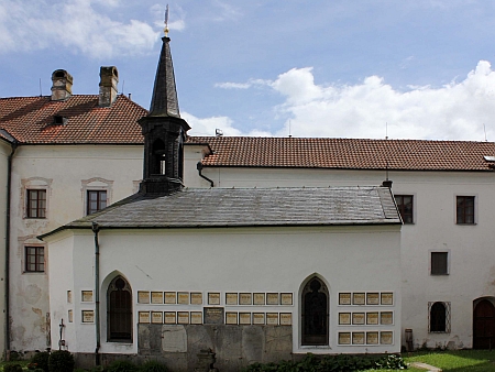 Náhrobní deska na hřbitovní kapli sv. Anny na nádvoří vyšebrodského kláštera