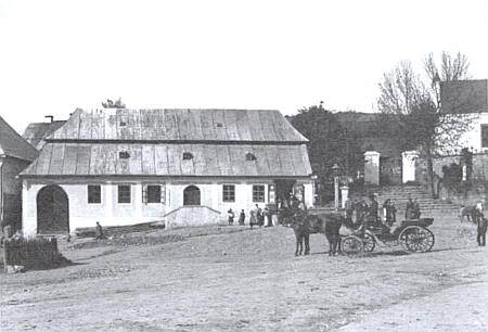 Učitelskou dráhu začal v Dešenicích (místní škola je tu zachycena na snímku, pořízeném někdy kolem roku 1915), pak působil v Orlovicích, ve Staré Lhotě a nakonec v Nýrsku