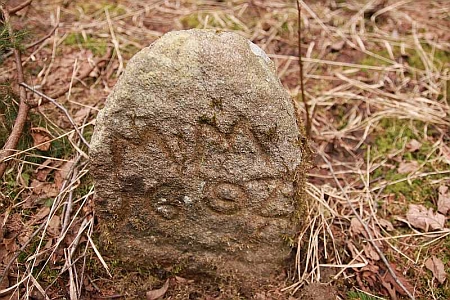 Mezník u Michlovy Huti (Helmbach) s iniciálami Michaela Müllnera (Müllera) a letopočtem 1692, kdy byl jeho majetek mezníky ohraničen, jak alespoň uvádí František Mareš ve své knize České sklo (1893)