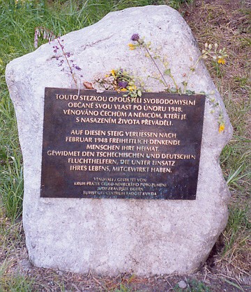 Blízko míst, kde stála kdysi huť U Pivního hrnce,
byl 19. 6. 2004 odhalen tento památník