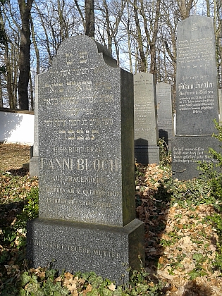 ... a tamní hroby příslušnic rodiny Blochovy, vlevo hrob Fanni Blochové, zesnulé 31. října 1907