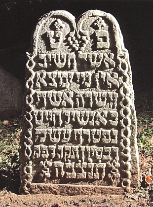 Jeden z náhrobků židovského hřbitova ve Čkyni