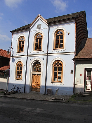 Obnovená budova hartmanické synagogy na snímcích z roku 2018