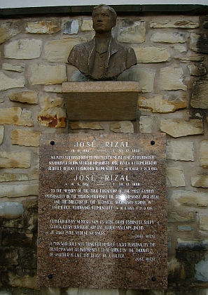 Otcovým přítelem byl filipínský humanista José Rizal (pamětní deska v Litoměřicích)