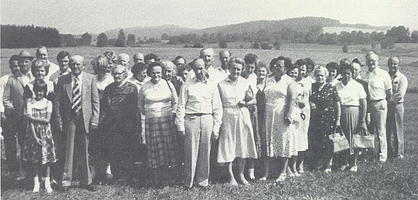 Vyhnanci z někdejšího Schneiderhofu se sešli roku 1981 při hranici, za níž mezi stromy a keři kdysi stála jejich ves