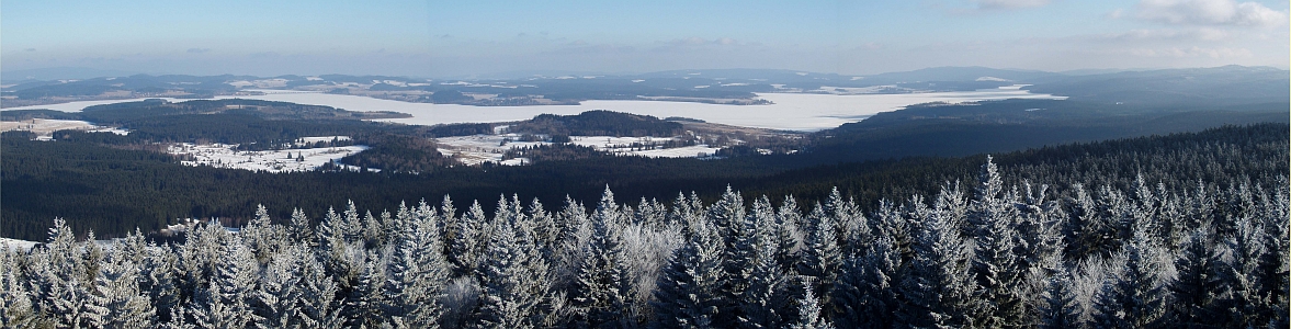 Zimní pohled z rozhledny Moldaublick na Lipenské jezero