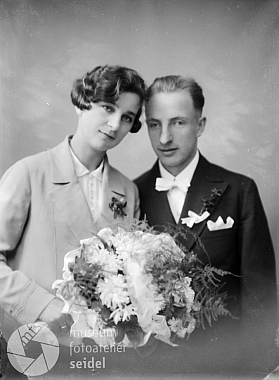 Jeho svatební fotografie, pořízené v českokrumlovském fotoateliéru Seidel dne 26. října roku 1929, tj. 3 dny před samotnou ženitbou