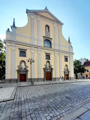 Průčelí katedrály po opravě fasády na snímku z roku 2026