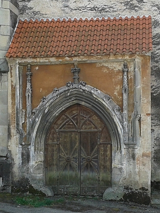 Portál kostela