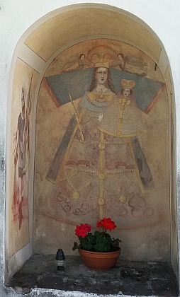 Výklenková kaplička na rozcestí pod samotami u Rohů s nástěnnou malbou Panny Marie Kájovské