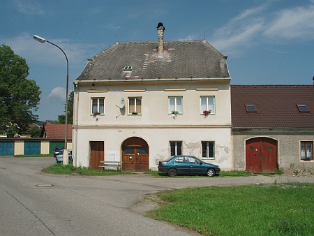 Dům v Chvalšinách čp. 93, řečený "Posthaus", patřící jejímu dědečkovi a stojící v místní části Froschau, prý měl v průčelí ve štítě kdysi jdoucí hodiny