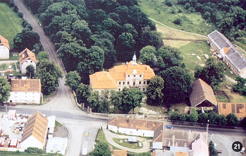 Do knihy o letu nad "Stifterovou zemí" je poměrně překvapivě zařazen i snímek zámku v Mirošově u Rokycan, v jehož parku údajně došlo v roce 1945 k masakru Němců pod vedením velitele tamního sběrného lágru a bývalého agenta gestapa Františka Foukala, novopečeného "partyzána" (viz Wikipedia)