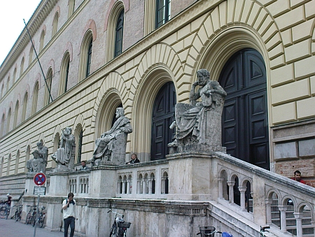 Vchod do Bayerische Staatsbibliothek v Mnichově
