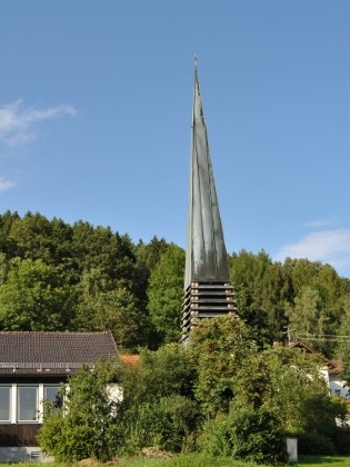 Po něm pojmenovaný moderní kostel v Schönbergu