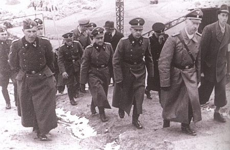 Heinrich Himmler na návštěvě tohoto koncentračního tábora