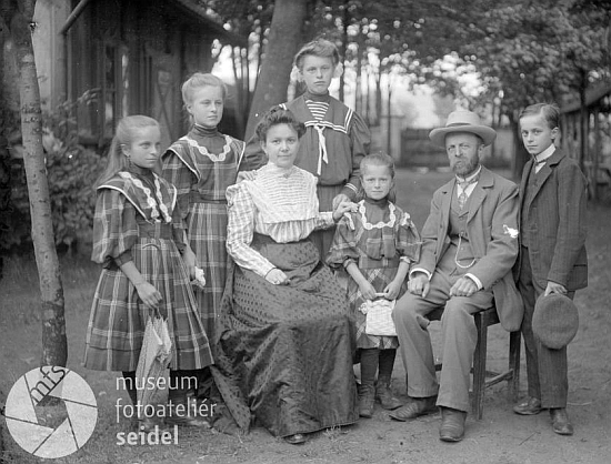 Snímek ze září 1909 je psán na jméno Houschka, Oberplan - mohl by tedy zachycovat jeho tehdy sedmnáctiletou první ženu Annu Amalii jako nejstarší z dcer