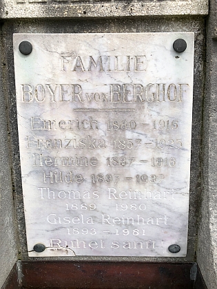Na rodinném hrobě na vídeňském hřbitově Dornbacher Friedhof jeho jméno nenacházíme