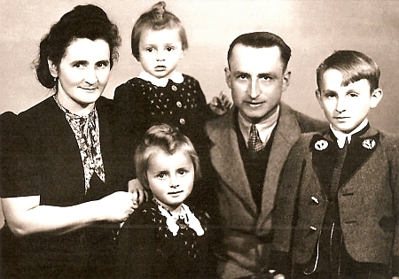 Rodinná fotografie zachycuje odleva její maminku Rosu, roz. Kotscherovou, uprostřed vepředu malou Gerti, za ní sestru Sieglinde, dále otce Emila a bratra Emila "mladšího"