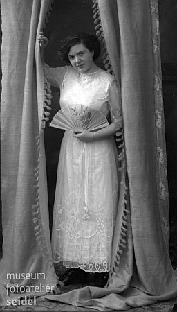 V lednu 1913 vznikl u Seidelů tento snímek, psaný na jméno Brabetz Lina - z krajanského časopisu víme, že jeho manželka Karoline používala i tuto zkrácenou formu křestního jména, na snímku by tedy měla být ona krátce po svatbě