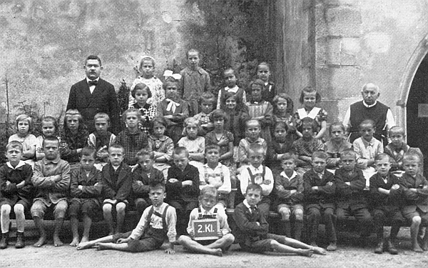 S druhou třídou německé obecké školy v Rožmberku nad Vltavou, napravo děkan Urban Webinger