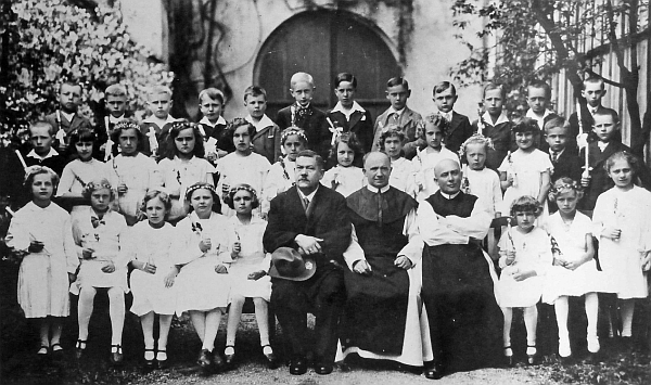 Na snímku ze svatého přijímání v Rožmberku nad Vltavou (kolem roku  1933) sedí uprostřed vedle Webingerova nástupce děkana Plonera