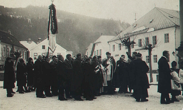 Tady je zachycen v zimě 1931, jak diriguje smuteční sbor na pohřbu obecního zapisovatele Franze Irsiglera