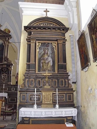 Boční oltář se sochou Panny Marie Bolestné v hostouňském kostela sv. Jakuba