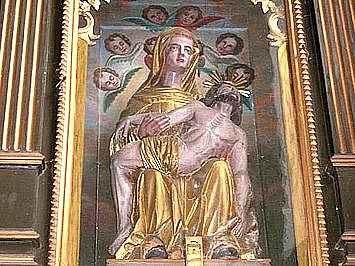 Boční oltář se sochou Panny Marie Bolestné v hostouňském kostela sv. Jakuba