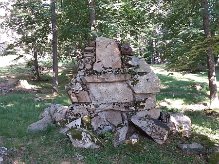 Někdejší památník Josefa II. v Horní Plané na staré pohlednici a dnes