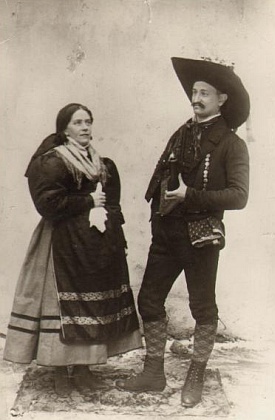 Karl a Pauline Brdlikovi na chvalšinském bále o masopustu roku 1910 v šumavském kroji, vypůjčeném od selky Pilaplové ("Pilaplin") z Křenova