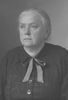 Pauline Brdliková na dvou snímcích z válečných let 1941-1942