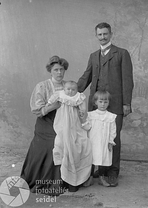 S rodinou na snímku z českokrumlovského fotoateliéru Seidel, datovaném 18. června 1908