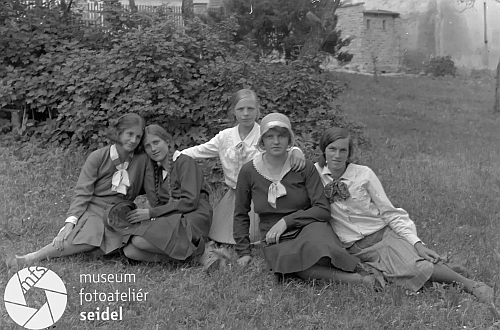 Půvabná fotografie z června 1931, zapsaná ne jméno a adresu Brdlik, Gojau