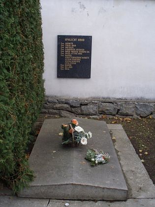 Ve společném hrobě s ostatky ze zrušených hrobek na českokrumlovském hřbitově pravděpodobně spočinul i on