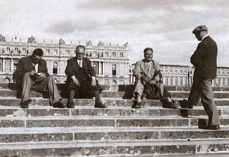 Na schodišti zámku ve Versailles sedí vedle Hanse Watzlika 22. července 1940 po porážce Francie při spisovatelské výpravě "na západní bojiště"