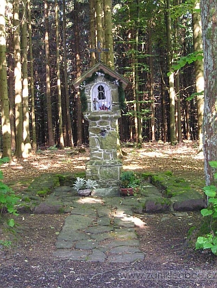 K zaniklé Švarcavě patřila i ves Paadorf, která zanikla pod českým jménem Hraničná - po roce 1990 tu na základech "Binhakovy kaple" byla postavena tato výklenková boží muka, zde na snímku z roku 2006