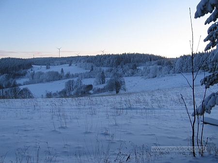 Krásná Pole roku 2009 - věže větrných elektráren čnějí na obzoru už z rakouského území