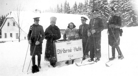 Docela vzácný snímek z první poválečné zimy 1945/1946 v Pohoří na Šumavě se směrovou tabulí na Stříbrné Hutě - ... nebylo prý tenkrát většího konce světa