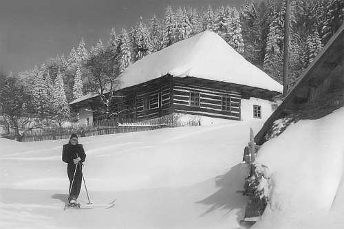 U bývalé sklárny Bonaventura na snímku z první poválečné zimy 1945/1946...